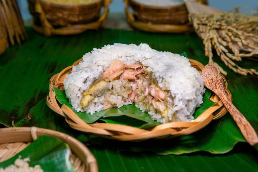 Xôi khúc nóng ăn ngay